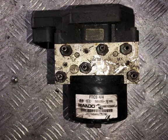 Блок ABS для Hyundai Tucson JM 2004-2009 на фотографиях