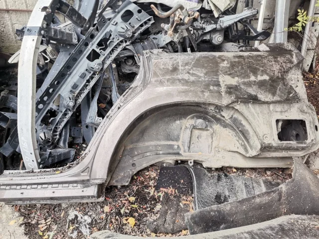 Заднее левое крыло для Mercedes-Benz GL class X164 2006-2012 на фотографиях