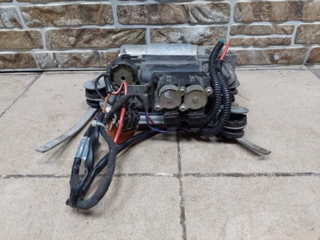 Компрессор пневмоподвески задний для BMW X5 Е70 2006-2013 на фотографиях