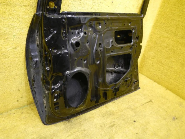 Дверь передняя правая для Toyota Land Cruiser 200 2007-2015 на фотографиях