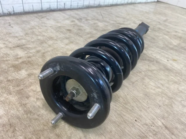 Амортизатор передний левый для Mitsubishi Pajero V70 5dr 1999-2006 на фотографиях