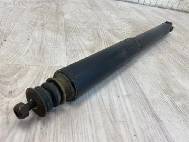 Амортизатор задний правый для Mitsubishi Pajero V70 5dr 1999-2006 на фотографиях