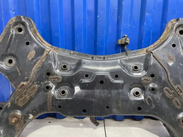 Подрамник двигателя для Hyundai Solaris 1 RB (2011-2013) на фотографиях