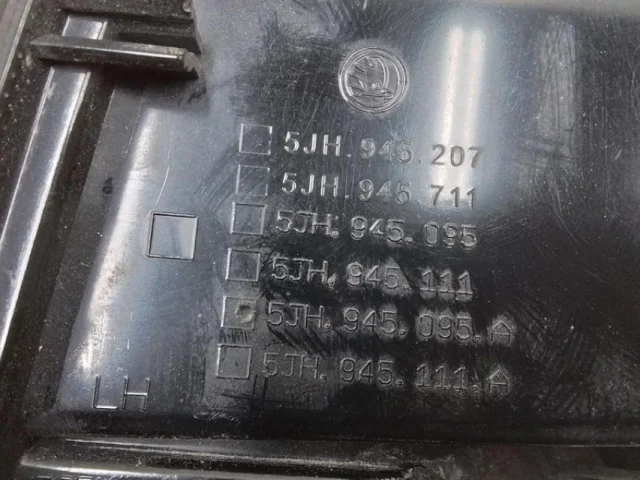 Фонарь внешний левый для Skoda Rapid I rest NH3 2017-2020 на фотографиях