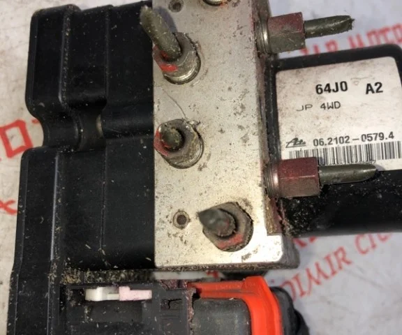 Блок ABS для Suzuki Grand Vitara 1998-2005 на фотографиях