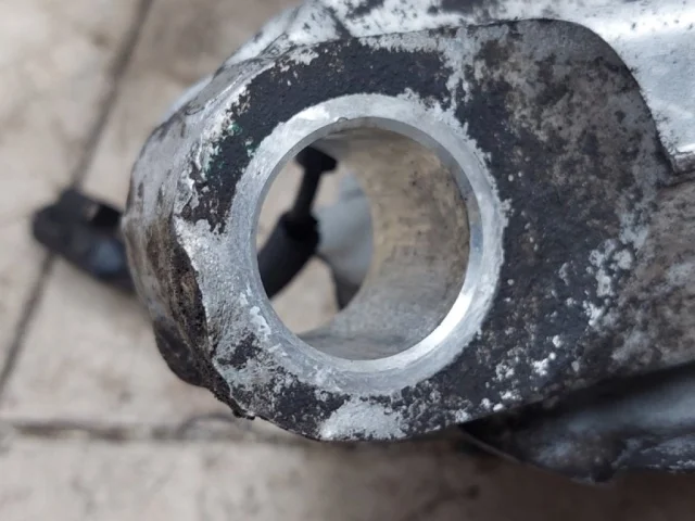 Кулак поворотный левый для Land Rover Range Rover Evoque L538 2011-2015 на фотографиях