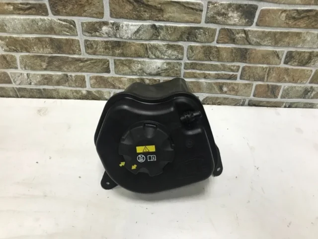 Расширительный бачок радиатора для BMW X5 Е70 2006-2013 на фотографиях