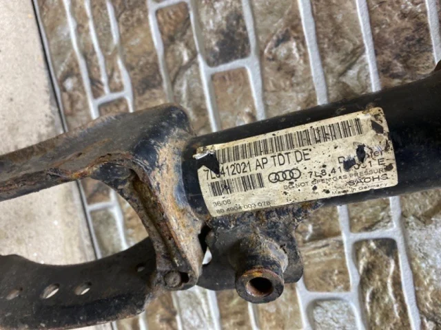 Амортизатор передний левый для Audi Q7 4L 2005-2015 на фотографиях