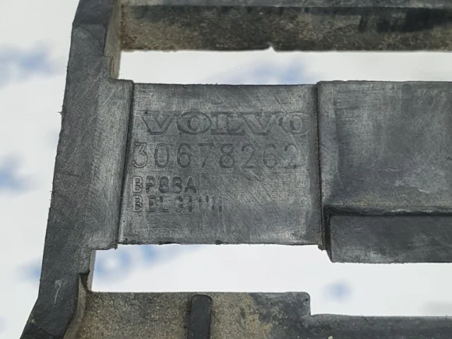 Усилитель переднего бампера для Volvo C30 MK 2006-2013 на фотографиях