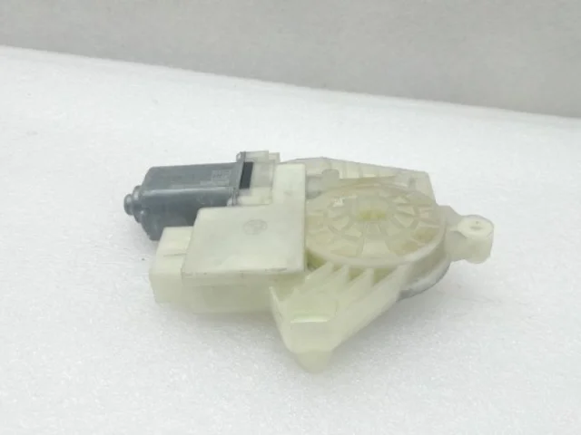 Мотор стеклоподъемника передний правый для Skoda Rapid I rest NH3 2017-2020 на фотографиях