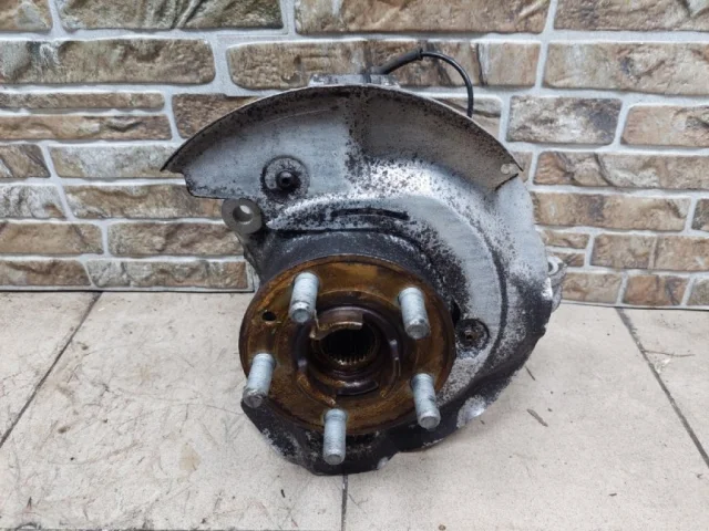 Кулак поворотный левый для Land Rover Range Rover Evoque L538 2011-2015 на фотографиях