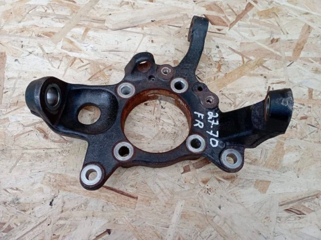 Кулак поворотный правый для Mitsubishi Pajero V90 5dr 2006-2011 на фотографиях