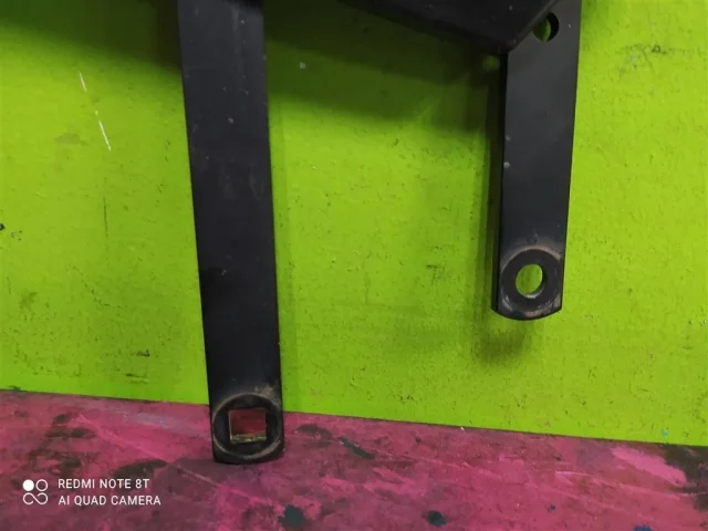 Поводок лобового стеклоочистителя левый для Audi Q7 4L 2005-2015 на фотографиях