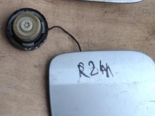 Крышка горловины топливного бака для Toyota RAV4 XA20 2000-2005 на фотографиях