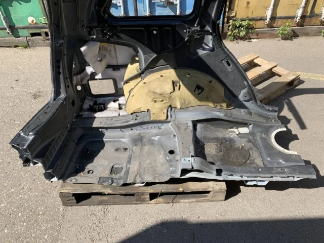 Заднее левое крыло для Mercedes-Benz GL class X164 2006-2012 на фотографиях