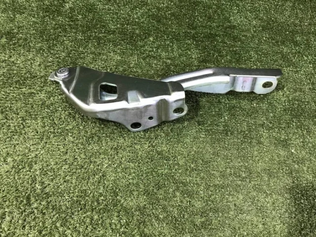 Петля капота правая для Hyundai Solaris 1 рестайлинг 2014-2017 на фотографиях