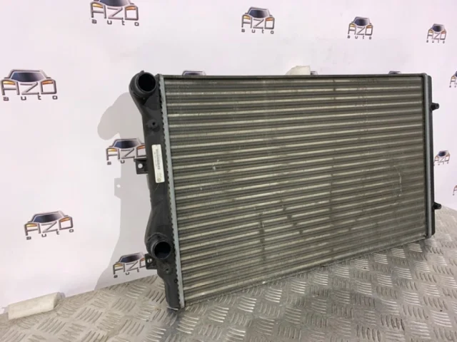 Радиатор охлаждения ДВС для Volkswagen Golf VI (5K) 2008-2012 на фотографиях