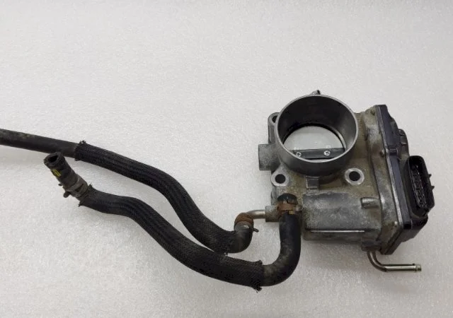Дроссельная заслонка для Toyota RAV4 XA30 2005-2012 на фотографиях