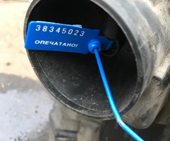 Датчик массового расхода воздуха для Volvo C30 MK 2006-2013 на фотографиях