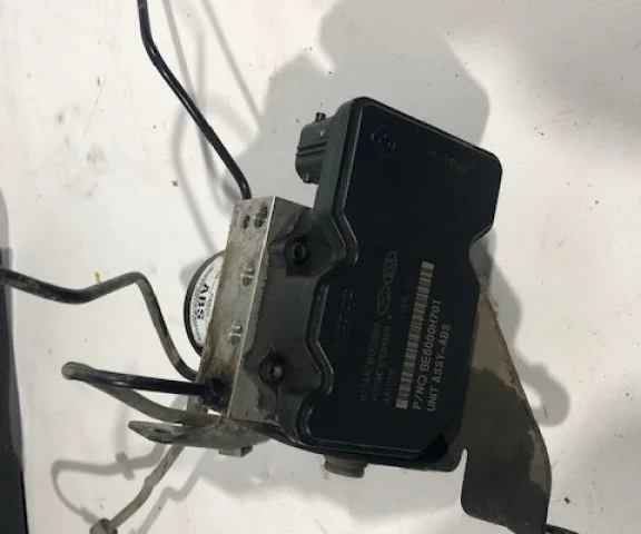 Блок ABS для Hyundai Solaris 1 рестайлинг 2014-2017 на фотографиях