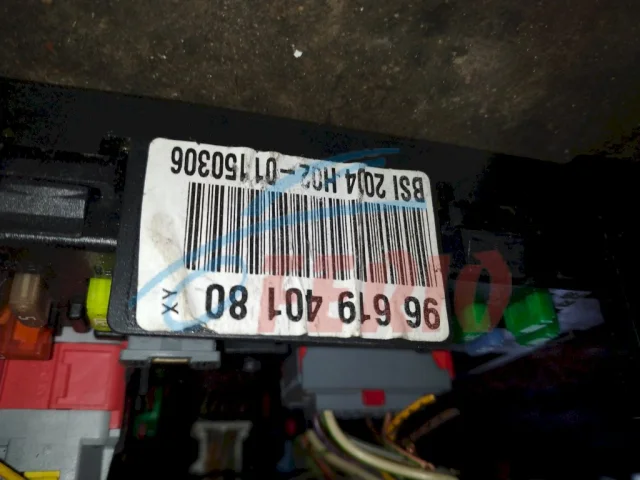 Блок предохранителей салона для Citroen C4 Хэтчбек 2004-2011 на фотографиях