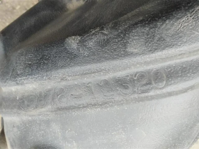 Крылья для Toyota Corolla E120/E130 Седан 2000-2007 на фотографиях