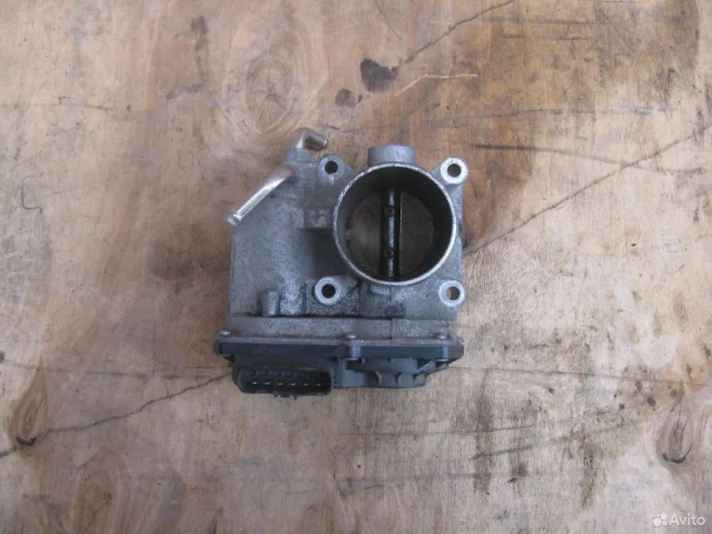 Дроссельная заслонка для Toyota Corolla E120 Седан (JDM) 2000-2006 на фотографиях