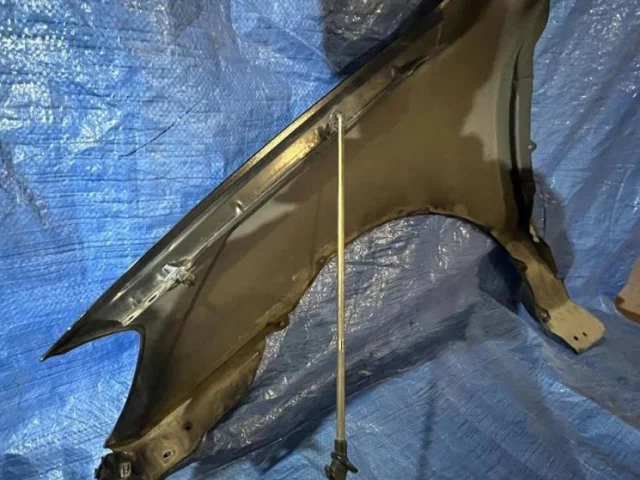 Крылья для Toyota Corolla E120/E130 Хэтчбек 2001-2007 на фотографиях