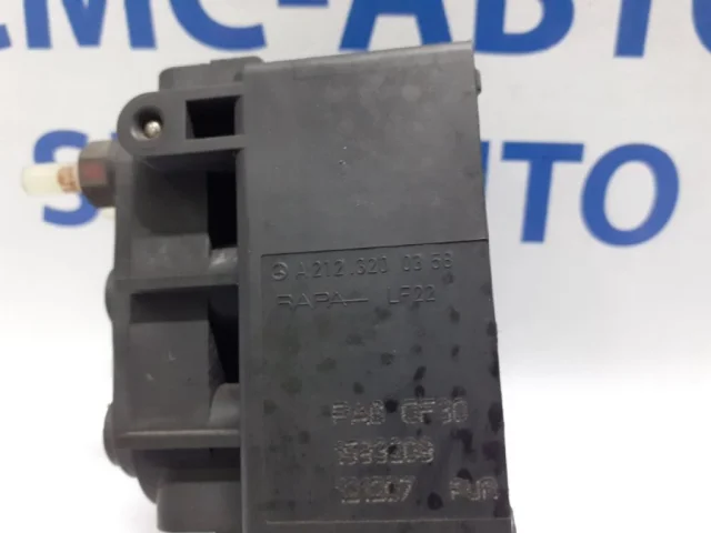 Блок клапанов пневмоподвески для Mercedes-Benz S class W220 1998-2005 на фотографиях