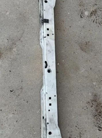 Усилитель переднего бампера для Opel Insignia Седан A 2008-2017 на фотографиях