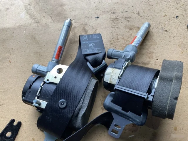 Ремень безопасности задний левый для Volvo C30 MK 2006-2013 на фотографиях