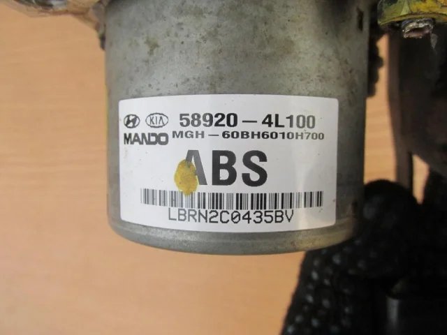 Блок ABS для Hyundai Solaris 1 рестайлинг 2014-2017 на фотографиях