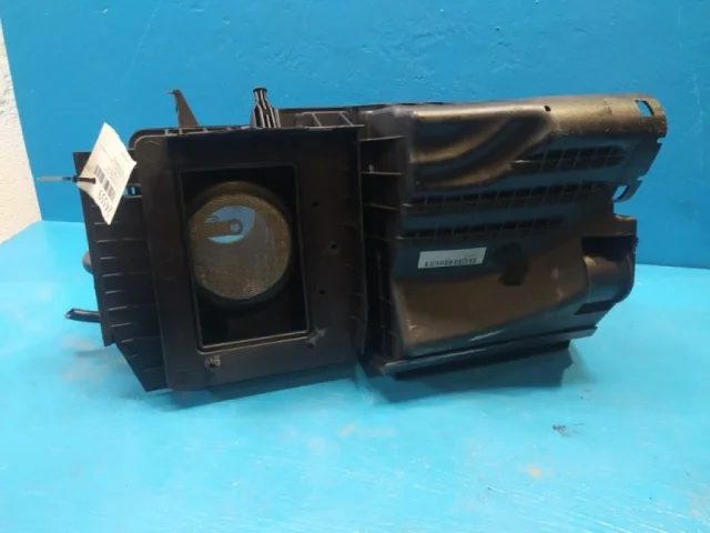 Корпус воздушного фильтра для Volvo C30 MK 2006-2013 на фотографиях