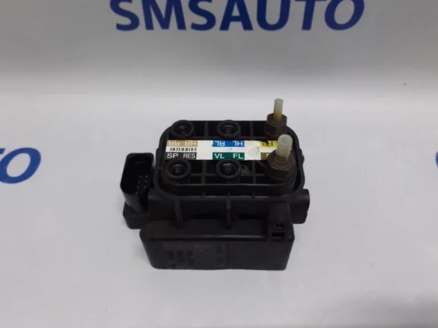 Блок клапанов пневмоподвески для Mercedes-Benz S class W220 1998-2005 на фотографиях