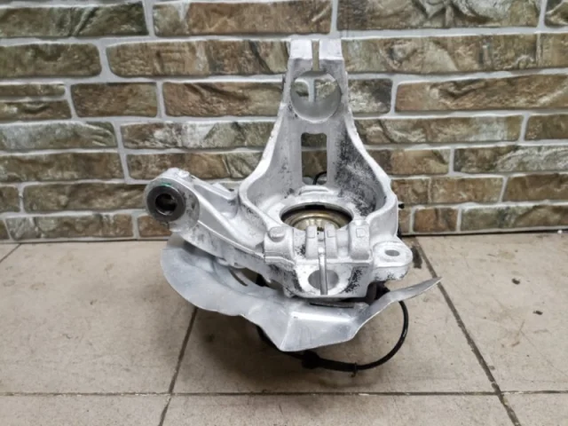 Кулак поворотный левый для Land Rover Range Rover Evoque L538 2011-2015 на фотографиях