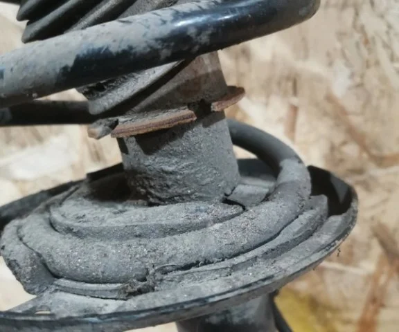 Амортизатор передний правый для Mazda CX 5 KE 2011-2017 на фотографиях