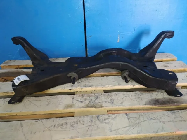 Подрамник двигателя для Mitsubishi Outlander 1 CU0W 2002-2009 на фотографиях