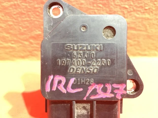 Датчик массового расхода воздуха для Volvo C30 MK 2006-2013 на фотографиях