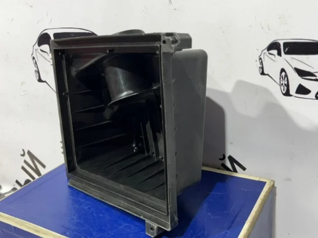 Корпус воздушного фильтра для Toyota RAV4 XA40 rest 2015-2019 на фотографиях