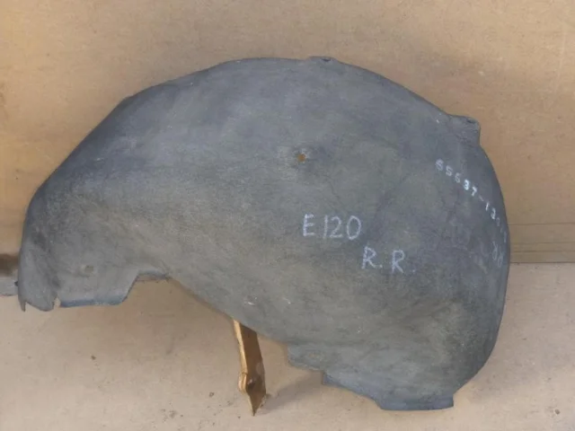 Крылья для Toyota Corolla E120/E130 Хэтчбек 2001-2007 на фотографиях