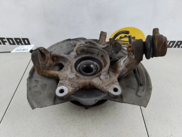 Кулак поворотный левый для Mitsubishi Pajero V90 5dr 2006-2011 на фотографиях