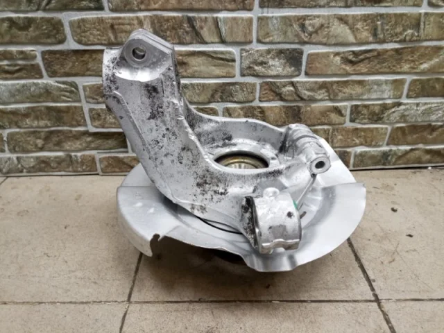 Кулак поворотный левый для Land Rover Range Rover Evoque L538 2011-2015 на фотографиях