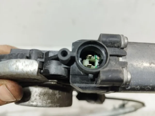 Мотор стеклоподъемника передний левый для Hyundai Solaris 1 рестайлинг 2014-2017 на фотографиях