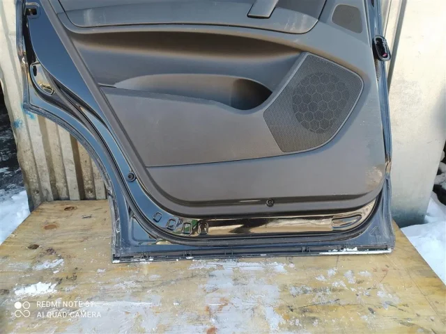 Уплотнитель передней правой двери для Audi Q7 4L 2005-2015 на фотографиях