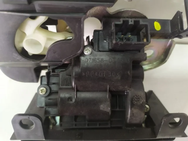 Замок багажника для Skoda Rapid I NH3 2012-2017 на фотографиях