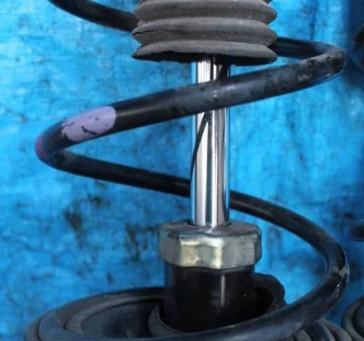 Амортизатор передний левый для Toyota Corolla E120/E130 Седан 2000-2007 на фотографиях