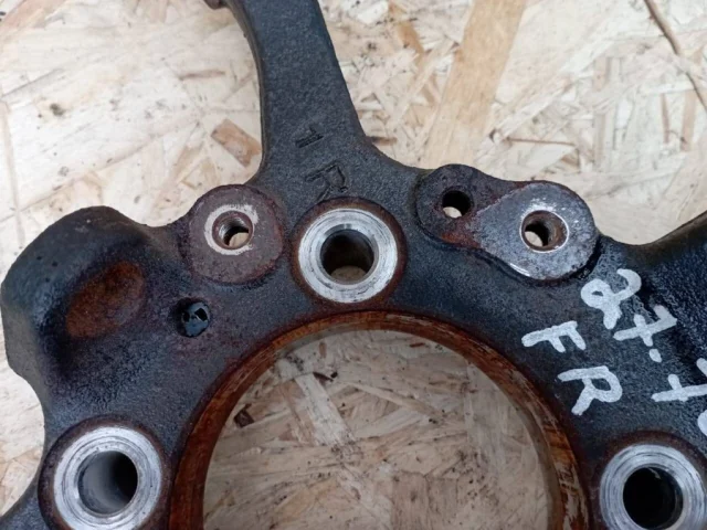 Кулак поворотный правый для Mitsubishi Pajero V90 5dr 2006-2011 на фотографиях