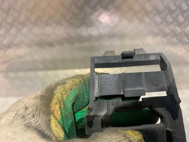 Усилитель переднего бампера для Volvo C30 MK 2006-2013 на фотографиях