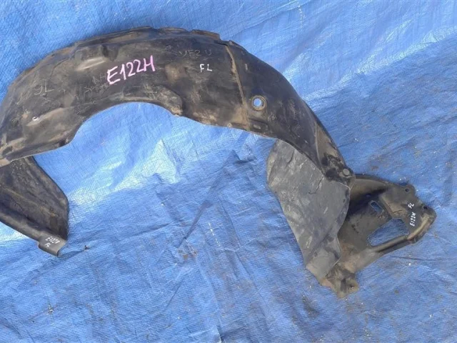 Крылья для Toyota Corolla E120/E130 Хэтчбек 2001-2007 на фотографиях