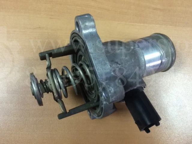 Корпус термостата системы охлаждения ДВС для Opel Astra J Седан 2011-2017 на фотографиях